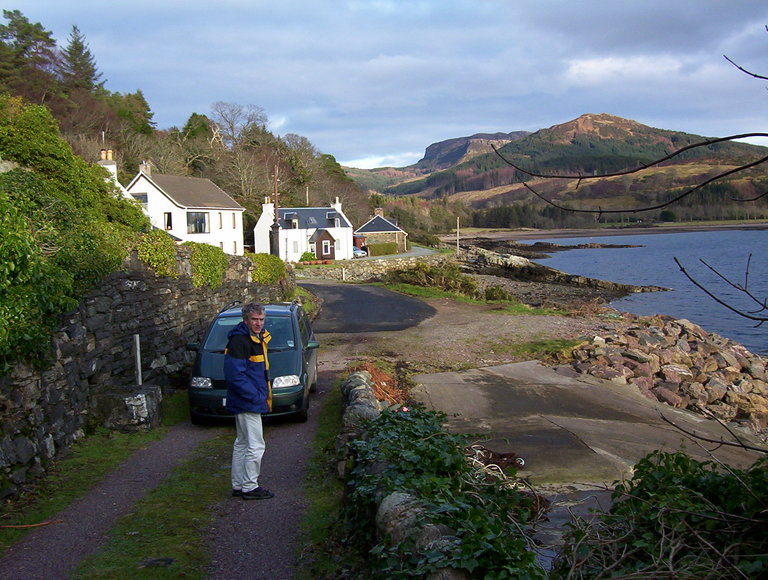 After the first day we parked our car at the entrance to the drive, to avoid having to back it along the stonewall-lined drive some 100m.
